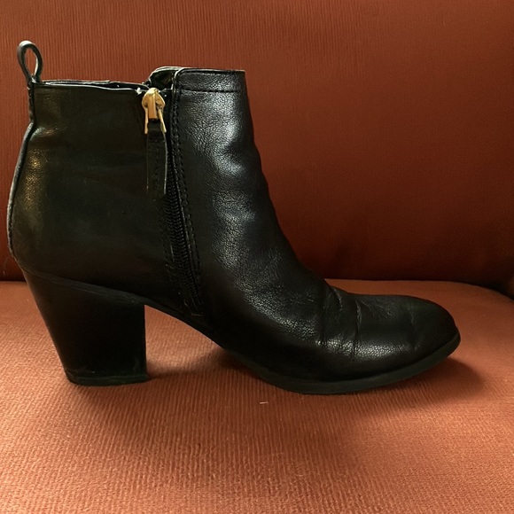 Black leather boots with gold zipper detail - Picture 4 of 6